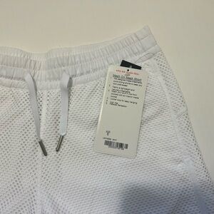 Lululemon Mesh on Mesh Short NWT Size 6